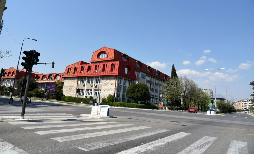 Nacionalno koordinaciono tijelo za zarazne bolesti donijelo je privremene mjere u cilju suzbijanja širenja koronavirusa, prema kojima se, između ostalog, zabranjuje kretanje od 11 sati u nedjelju do pet ujutro u ponedjeljak. Pogledajte fotografije iz glavnog grada koje je zabilježio foto reporter Vijesti, Boris Pejović.