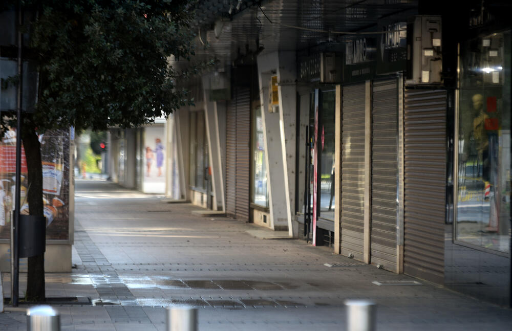 Nacionalno koordinaciono tijelo za zarazne bolesti donijelo je privremene mjere u cilju suzbijanja širenja koronavirusa, prema kojima se, između ostalog, zabranjuje kretanje od 11 sati u nedjelju do pet ujutro u ponedjeljak. Pogledajte fotografije iz glavnog grada koje je zabilježio foto reporter Vijesti, Boris Pejović.