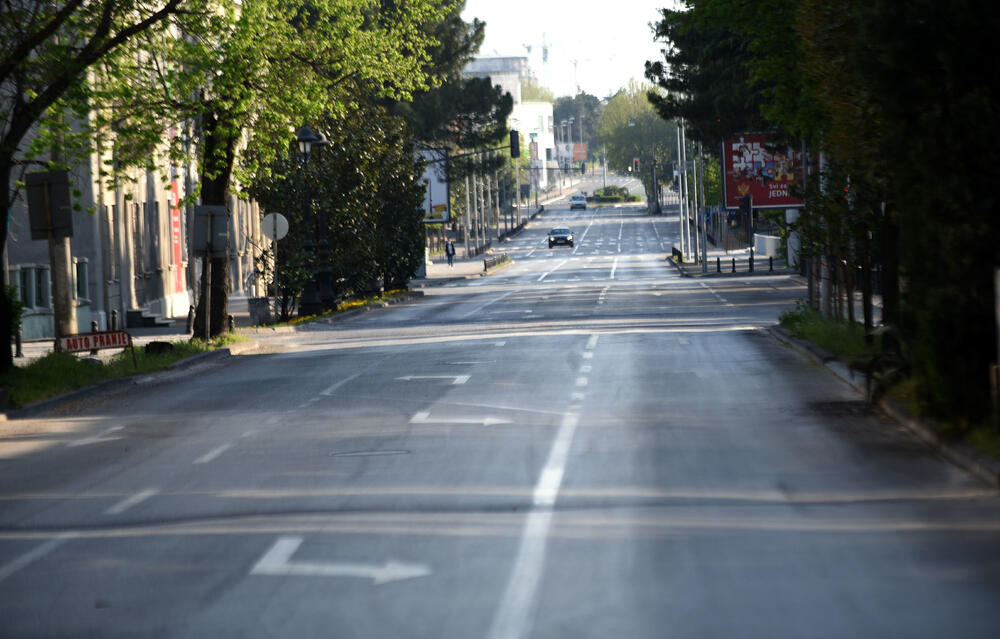 Nacionalno koordinaciono tijelo za zarazne bolesti donijelo je privremene mjere u cilju suzbijanja širenja koronavirusa, prema kojima se, između ostalog, zabranjuje kretanje od 11 sati u nedjelju do pet ujutro u ponedjeljak. Pogledajte fotografije iz glavnog grada koje je zabilježio foto reporter Vijesti, Boris Pejović.