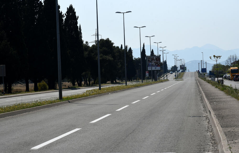 Nacionalno koordinaciono tijelo za zarazne bolesti donijelo je privremene mjere u cilju suzbijanja širenja koronavirusa, prema kojima se, između ostalog, zabranjuje kretanje od 11 sati u nedjelju do pet ujutro u ponedjeljak. Pogledajte fotografije iz glavnog grada koje je zabilježio foto reporter Vijesti, Boris Pejović.