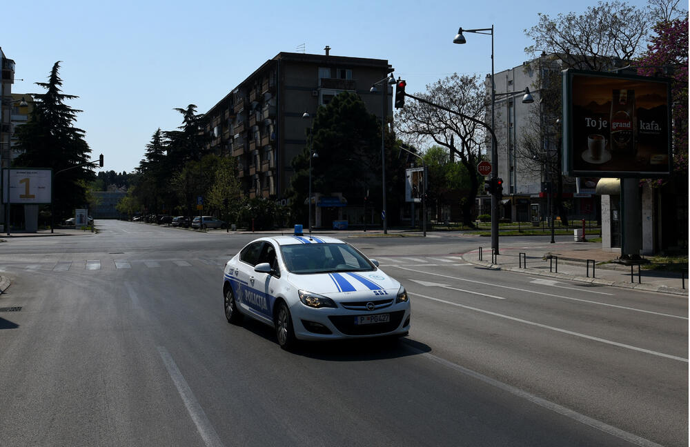 Nacionalno koordinaciono tijelo za zarazne bolesti donijelo je privremene mjere u cilju suzbijanja širenja koronavirusa, prema kojima se, između ostalog, zabranjuje kretanje od 11 sati u nedjelju do pet ujutro u ponedjeljak. Pogledajte fotografije iz glavnog grada koje je zabilježio foto reporter Vijesti, Boris Pejović.