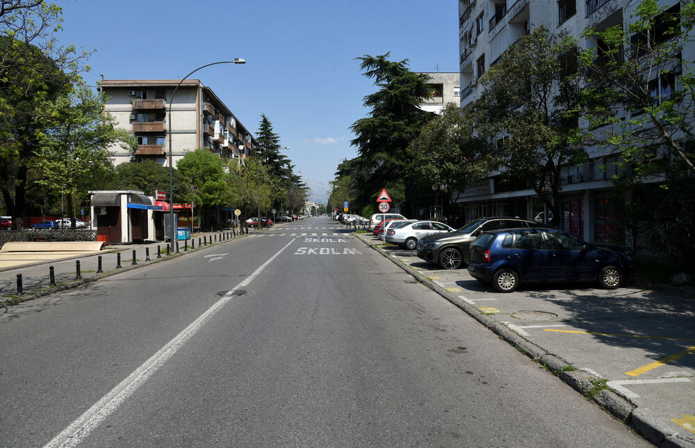 Nacionalno koordinaciono tijelo za zarazne bolesti donijelo je privremene mjere u cilju suzbijanja širenja koronavirusa, prema kojima se, između ostalog, zabranjuje kretanje od 11 sati u nedjelju do pet ujutro u ponedjeljak. Pogledajte fotografije iz glavnog grada koje je zabilježio foto reporter Vijesti, Boris Pejović.