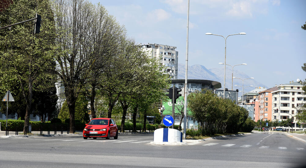 Nacionalno koordinaciono tijelo za zarazne bolesti donijelo je privremene mjere u cilju suzbijanja širenja koronavirusa, prema kojima se, između ostalog, zabranjuje kretanje od 11 sati u nedjelju do pet ujutro u ponedjeljak. Pogledajte fotografije iz glavnog grada koje je zabilježio foto reporter Vijesti, Boris Pejović.