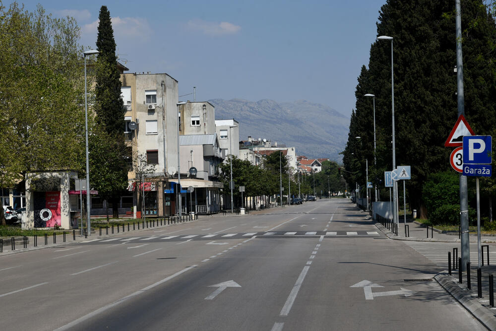 Nacionalno koordinaciono tijelo za zarazne bolesti donijelo je privremene mjere u cilju suzbijanja širenja koronavirusa, prema kojima se, između ostalog, zabranjuje kretanje od 11 sati u nedjelju do pet ujutro u ponedjeljak. Pogledajte fotografije iz glavnog grada koje je zabilježio foto reporter Vijesti, Boris Pejović.