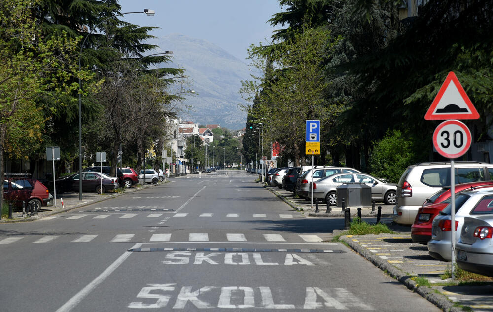 Nacionalno koordinaciono tijelo za zarazne bolesti donijelo je privremene mjere u cilju suzbijanja širenja koronavirusa, prema kojima se, između ostalog, zabranjuje kretanje od 11 sati u nedjelju do pet ujutro u ponedjeljak. Pogledajte fotografije iz glavnog grada koje je zabilježio foto reporter Vijesti, Boris Pejović.