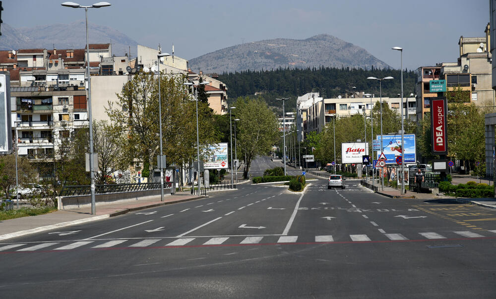 Nacionalno koordinaciono tijelo za zarazne bolesti donijelo je privremene mjere u cilju suzbijanja širenja koronavirusa, prema kojima se, između ostalog, zabranjuje kretanje od 11 sati u nedjelju do pet ujutro u ponedjeljak. Pogledajte fotografije iz glavnog grada koje je zabilježio foto reporter Vijesti, Boris Pejović.