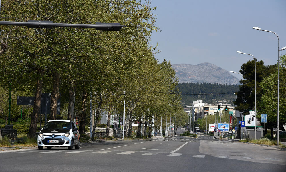 Nacionalno koordinaciono tijelo za zarazne bolesti donijelo je privremene mjere u cilju suzbijanja širenja koronavirusa, prema kojima se, između ostalog, zabranjuje kretanje od 11 sati u nedjelju do pet ujutro u ponedjeljak. Pogledajte fotografije iz glavnog grada koje je zabilježio foto reporter Vijesti, Boris Pejović.