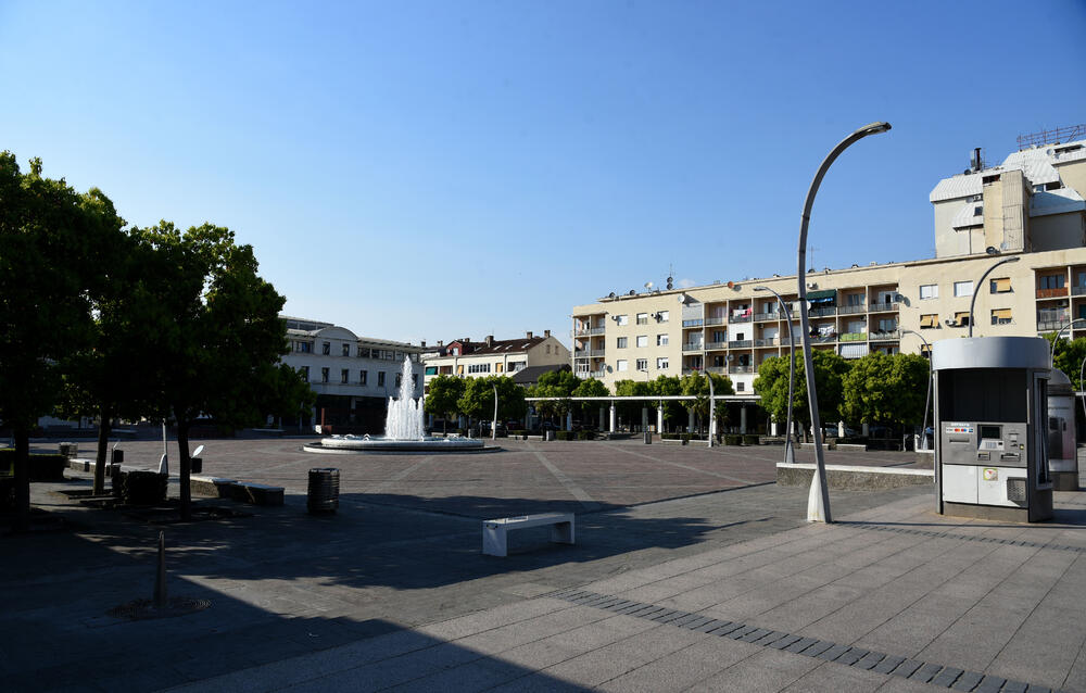 Nacionalno koordinaciono tijelo za zarazne bolesti donijelo je privremene mjere u cilju suzbijanja širenja koronavirusa, prema kojima se, između ostalog, zabranjuje kretanje od 11 sati u nedjelju do pet ujutro u ponedjeljak. Pogledajte fotografije iz glavnog grada koje je zabilježio foto reporter Vijesti, Boris Pejović.