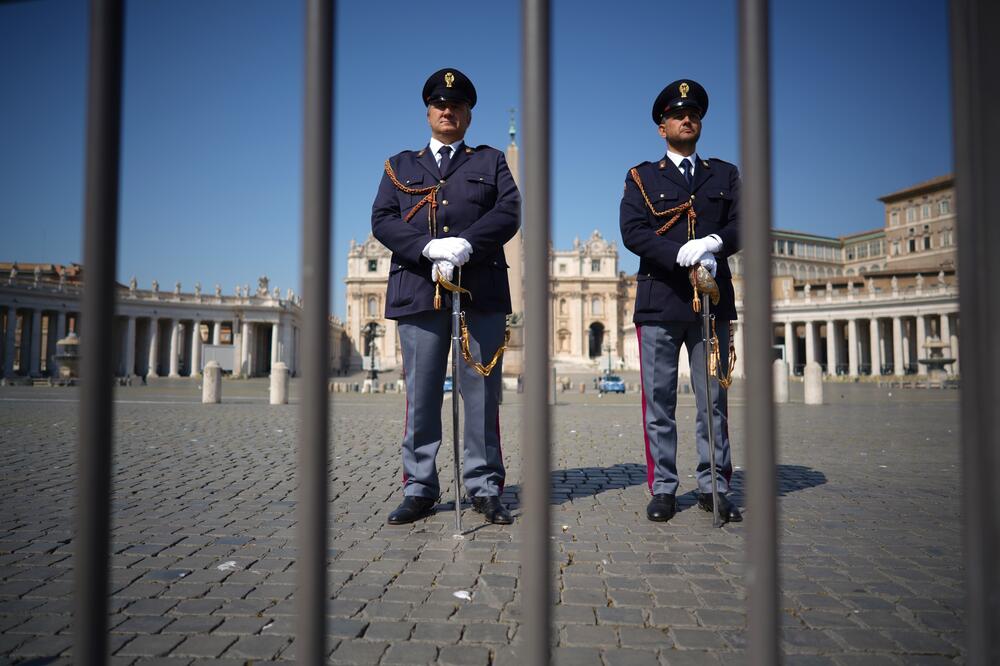 Policija juče na Trgu svetog Petra, Foto: AP