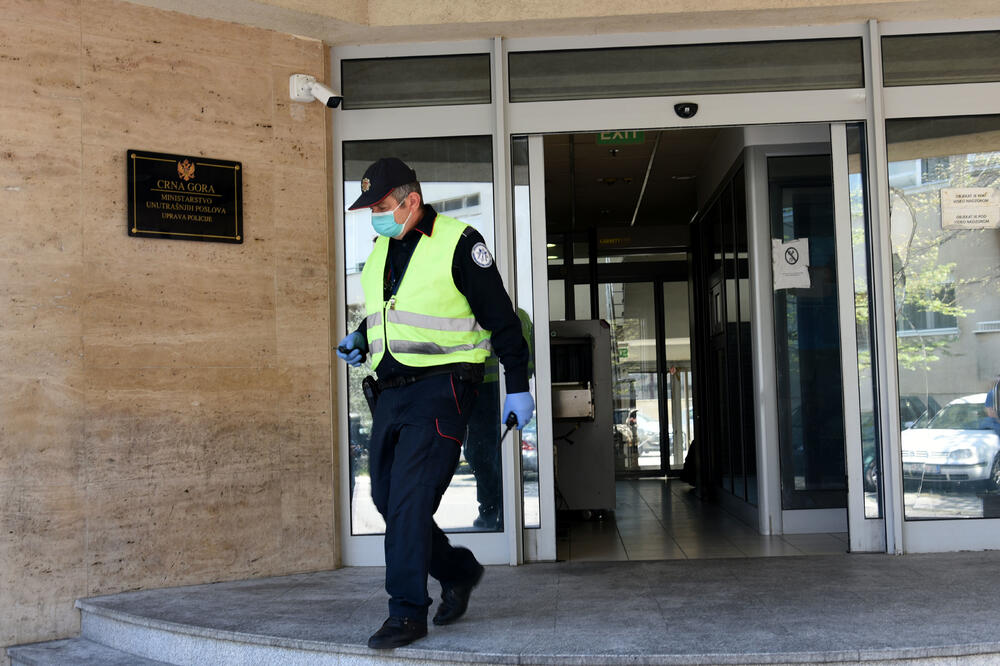 Policajci koriste zaštitnu opremu: Juče ispred zgrade Uprave policije, Foto: Boris Pejović