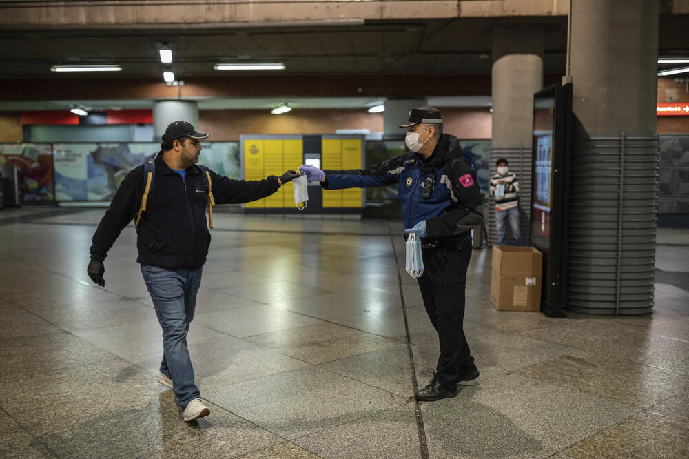 Policija dijeli maske na stanici Atoča u Madridu, Foto: AP, AP, AP