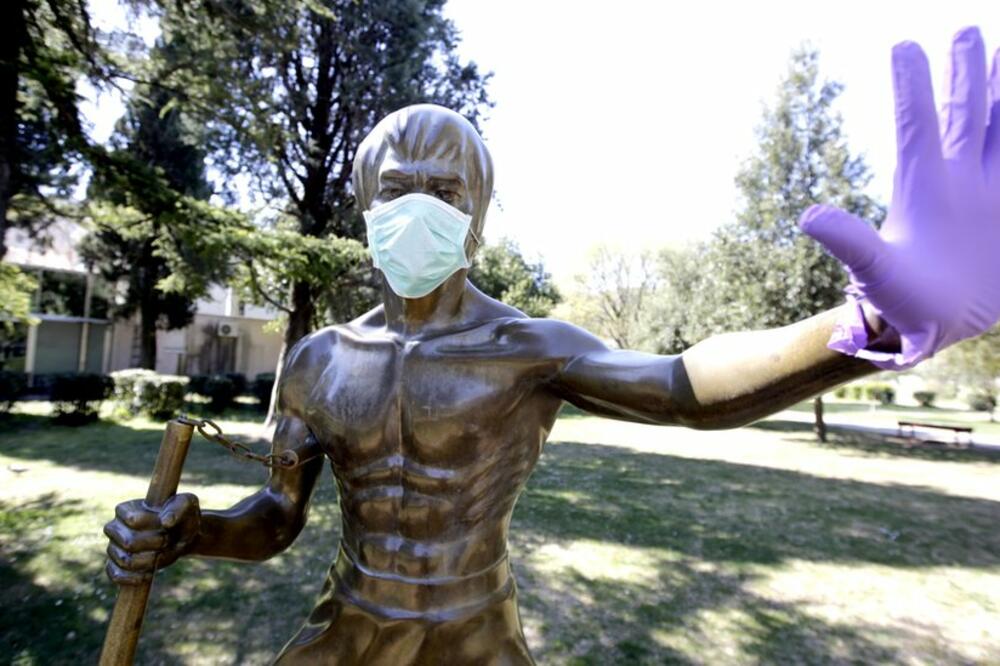 Spomenik hrvatskog umetnika Ivana Fijolića Brusu Liju u Mostaru dobio je zaštitnu opremu prema propisima koji važe u BiH, Foto: Getty Images