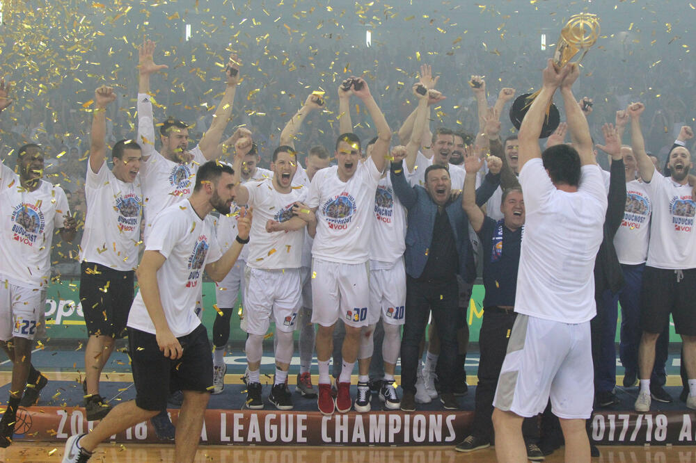 Suad Šehović podiže pehar, Foto: Filip Roganovic