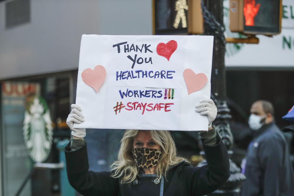 Podrška medicinskim radnicima ispred jedne od bolnica u Njujorku, Foto: AP