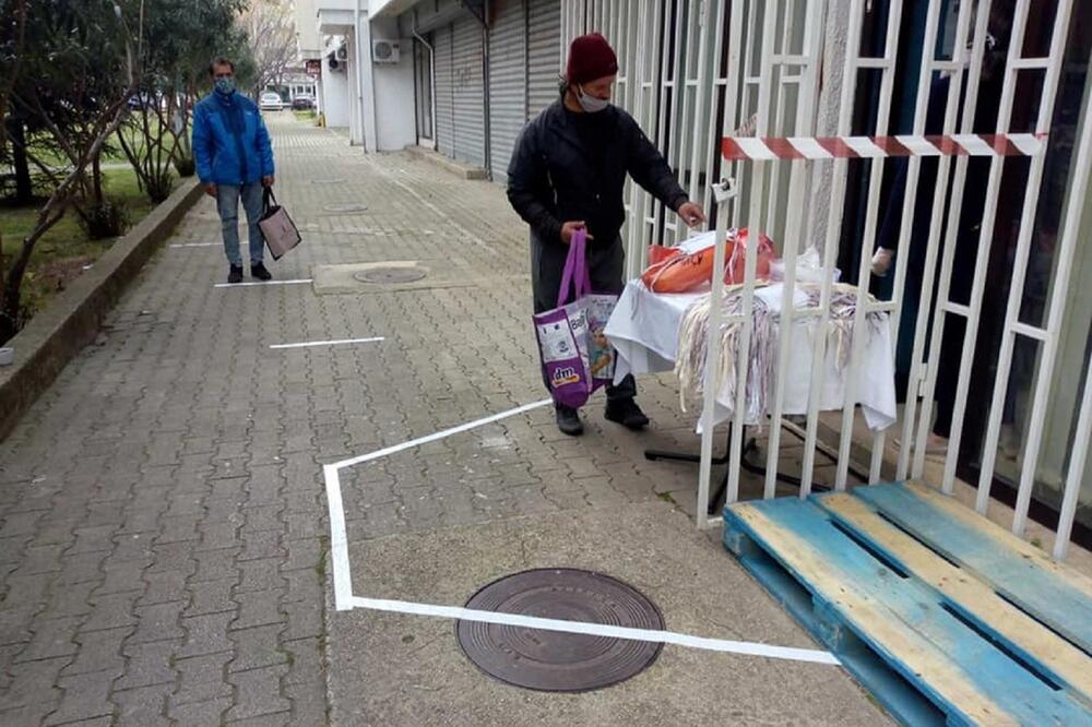 Ispred objekta narodne kuhinje obezbijeđena propisana distanca među korisnicima, Foto: Žene Bara