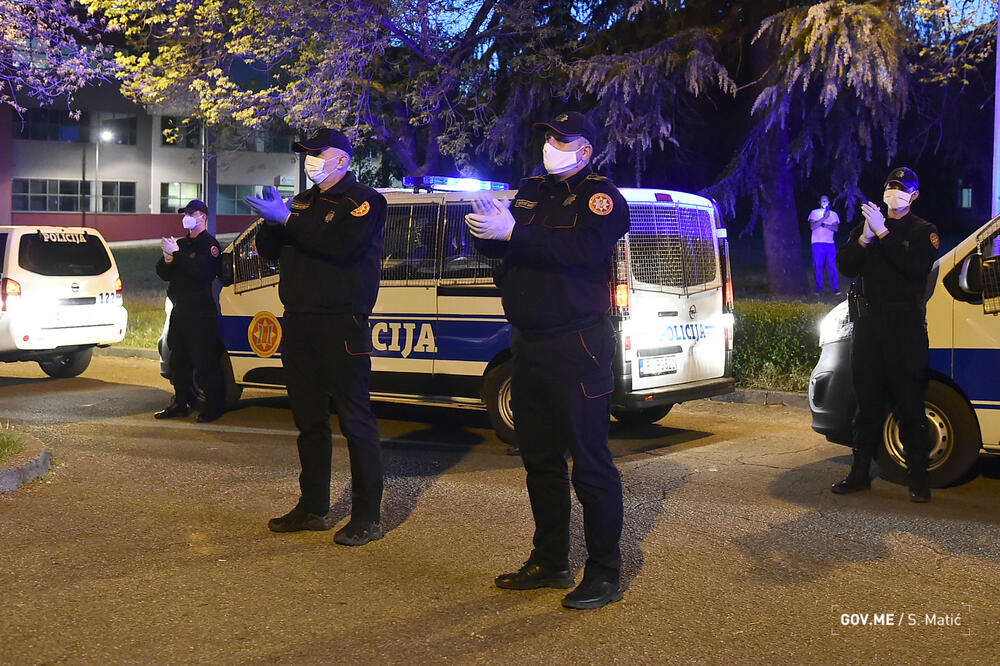 Policajci aplaudiraju zdravstvenim radnicima u Podgorici, Foto: Vlada Crne Gore