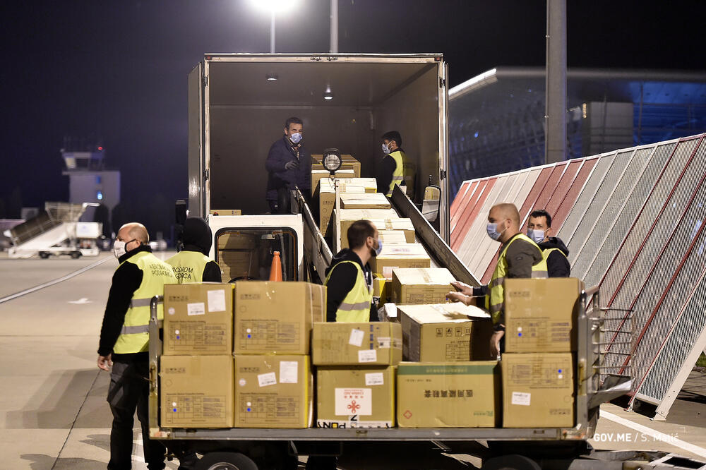 Dopremanje opreme: Sinoć na aerodromu u Podgorici, Foto: Vlada Crne Gore