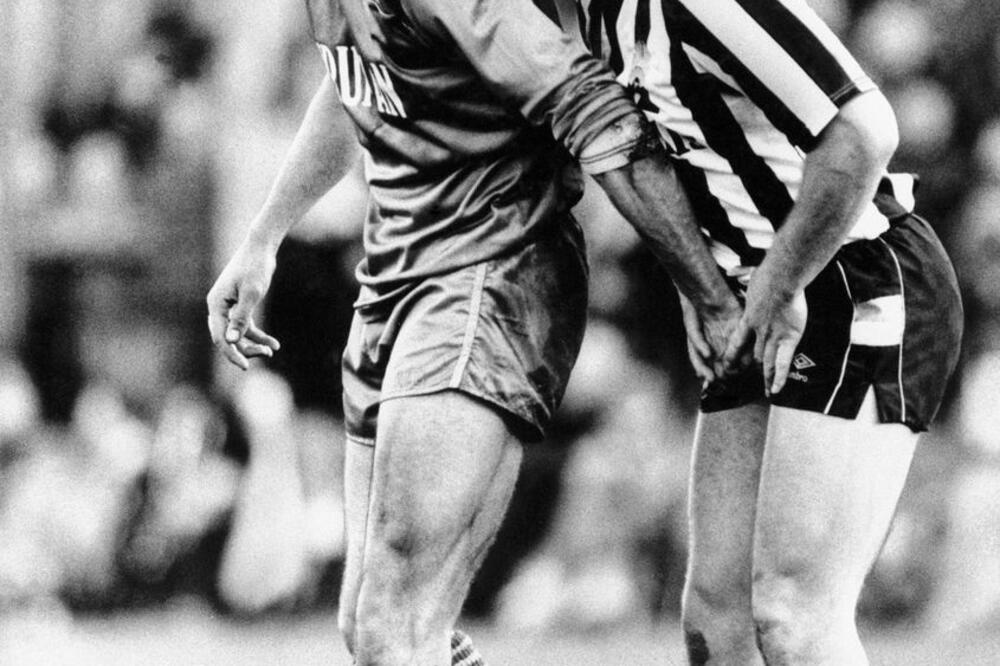 Fotografija koja je obišla svijet: Vini Džons hvata Pola Gaskojna za genitalije, Foto: Monte Fresco