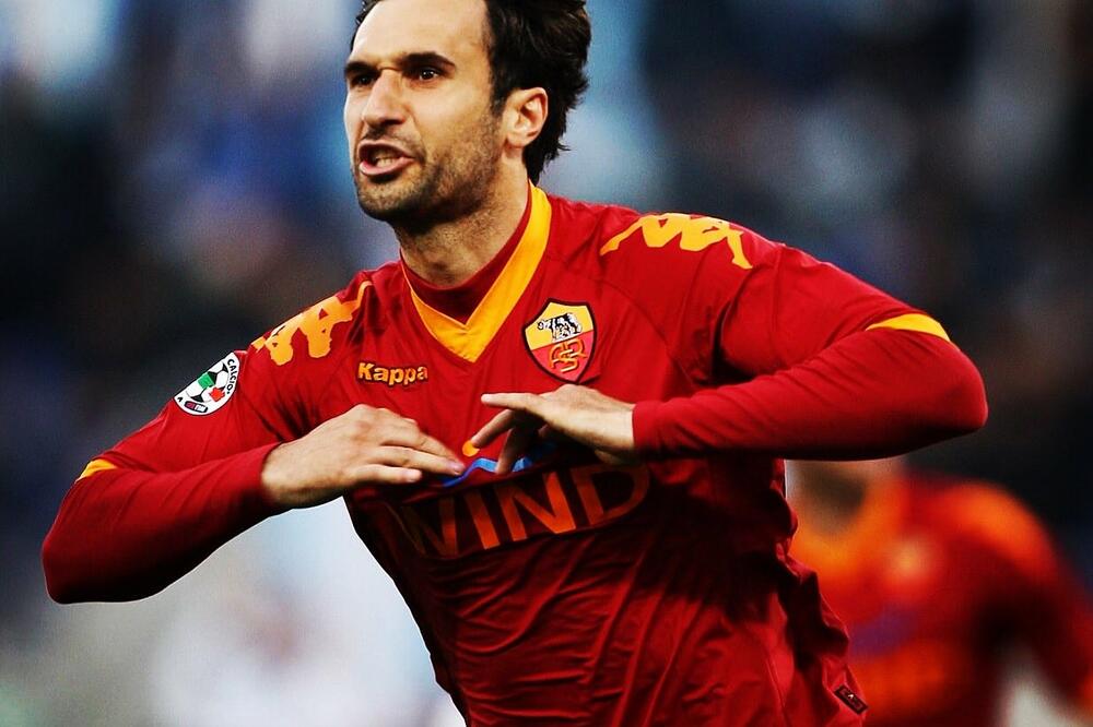 Mirko Vučinić slavi gol protiv Lacija