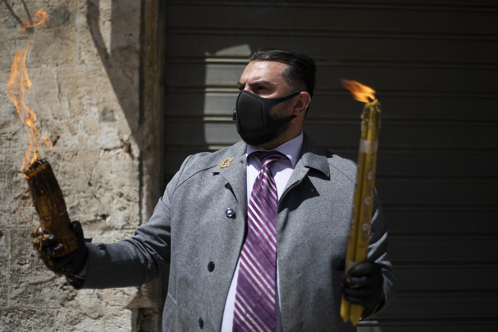 Ispred crkve Svetog Ognja, Foto: Beta/AP/Ariel Schalit