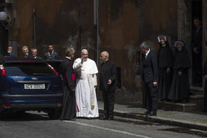 Papa napustio Vatikan prvi put u mjesec dana i pozvao na...