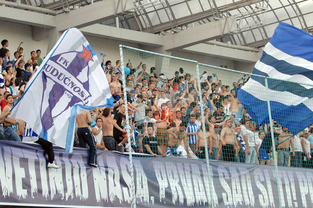 Navijači Budućnosti na meču sa Dečićem 2008. godine kada je osvojena prva titula, Foto: Savo Prelevic