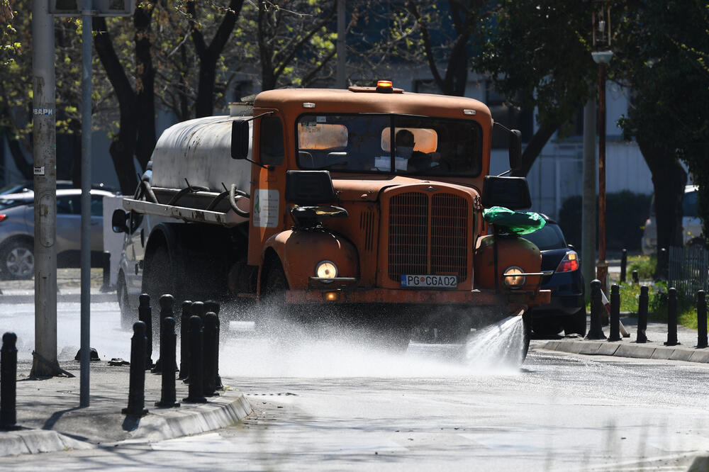 Opremljeni i požrtvovani: Dezinfekcija podgoričkih ulica, Foto: Savo Prelević
