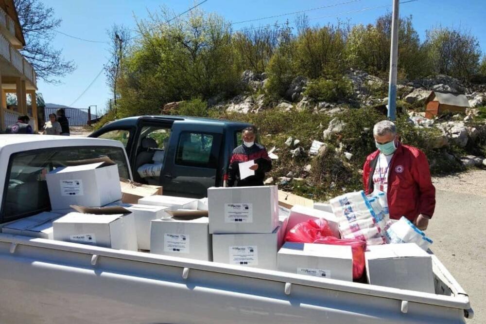 Detalj dodjele pomoći, Foto: NVO "Mladi ROmi"