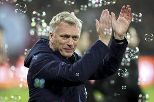 Dejvid Mojes nosi voće i povrće starijim komšijama