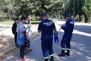 Podgorica: Pripadnici gradskih službi dijelili zaštitne maske...