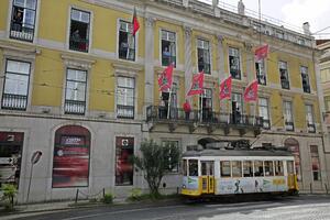 Portugalci pjesmom s prozora obiljležili godišnjicu zbacivanja...