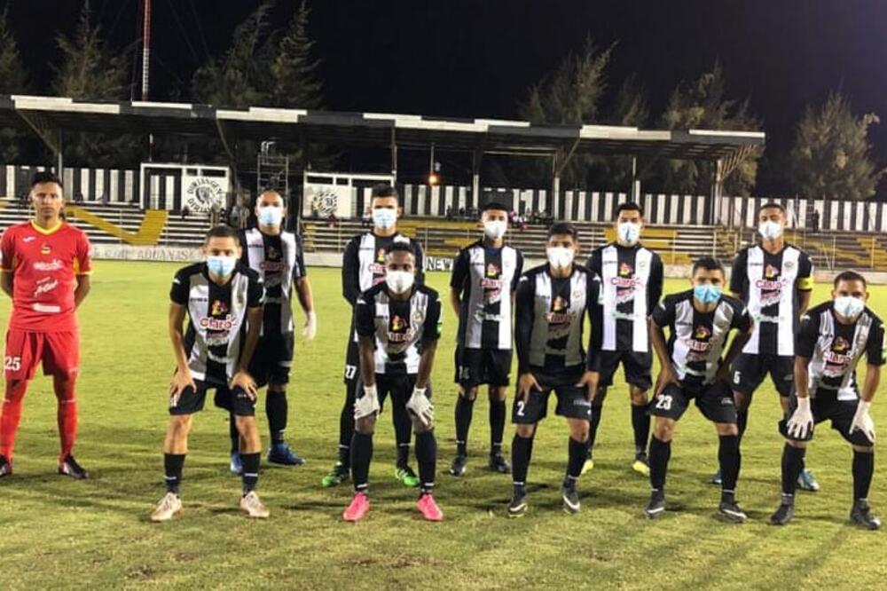 Fudbaleri Diriangena sa Nikaragve uoči početka meča, Foto: Diriangen FC