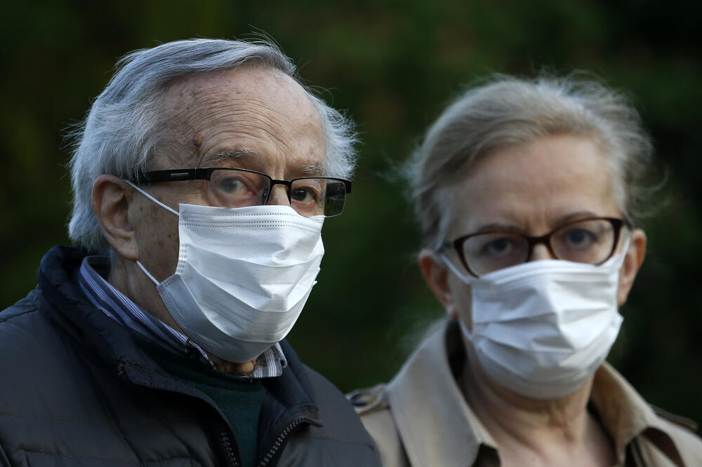 Stariji par šeta ulicama Beograda, Foto: AP