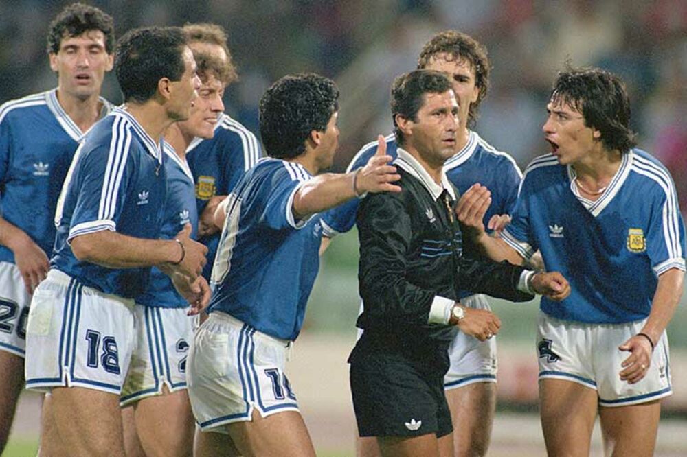 Maradona i Argentinci oko sudije Mendesa