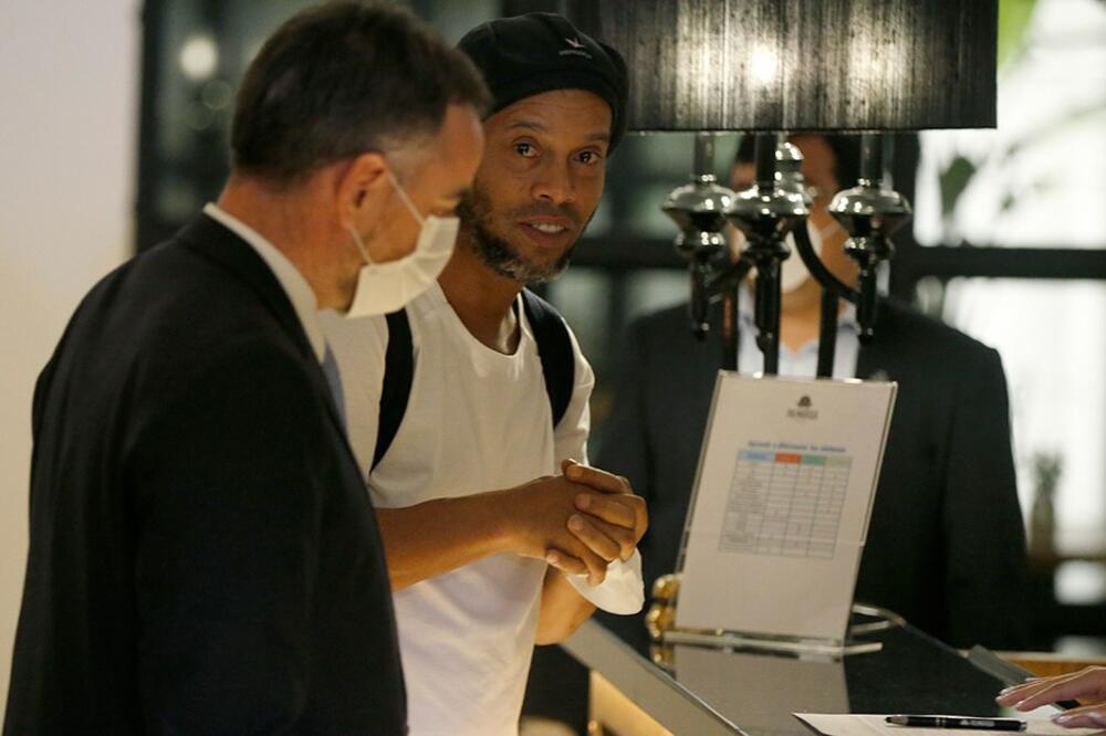 Ronaldinjo u lobiju hotela
