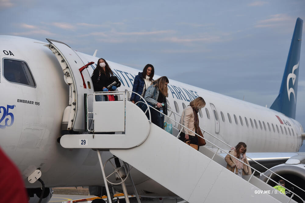 Dolazak crnogorskih građana iz Frankfurta 3. aprila, Foto: Bojana Ćupić