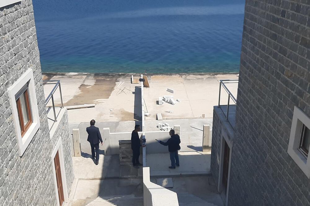 Zid na šetalištu: Juče u Krašićima, Foto: MANS