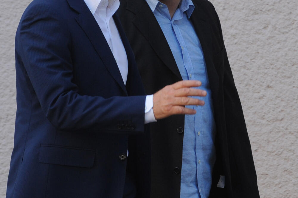 Optuženi Obradović (desno) sa advokatom Begovićem (arhiva), Foto: Savo Prelević
