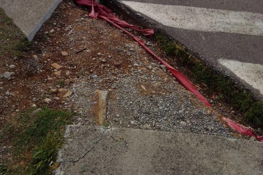 Rupe umjesto boljeg pristupa za lica sa invaliditetom, Foto: Čitalac Reporter