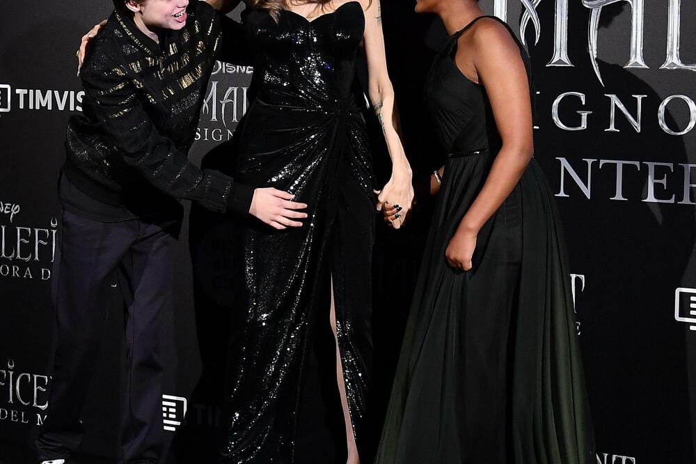 Anđelina sa kćerkama, Foto: Ettore Ferrari/ AP