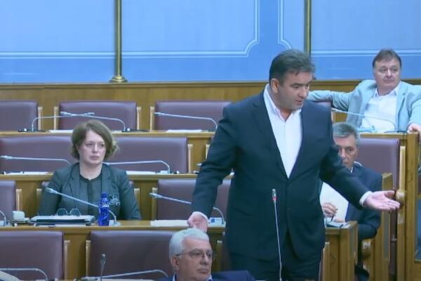 Krivokapić: Pomagao sam ti kad si sjedio kod Đukanovića; Medojević: Ti si sm**e, go**o obično