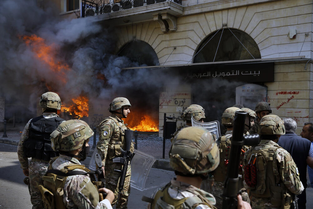 Libanska vojska pokušava da preuzme kontrolu nad protestima, Foto: Beta/AP/Bilal Hussein