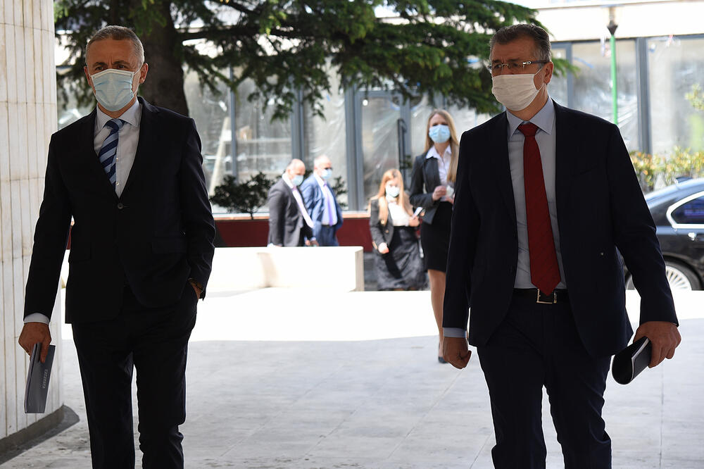 Detalj prije početka sastanka guvernera Centralne banke i predstavnika komercijalnih banaka u udruženju banaka, kojem su prisustvovli i poslanici: Žugić i Gvozdenović, Foto: Savo Prelević