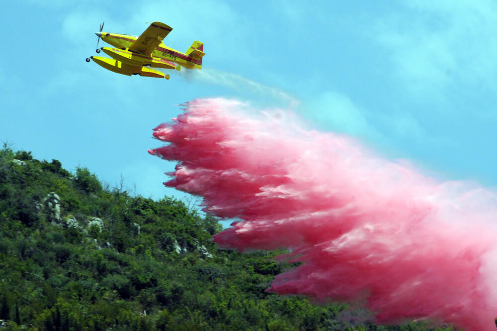 Jedan od aviona u akciji (arhiva), Foto: Vesko Belojević