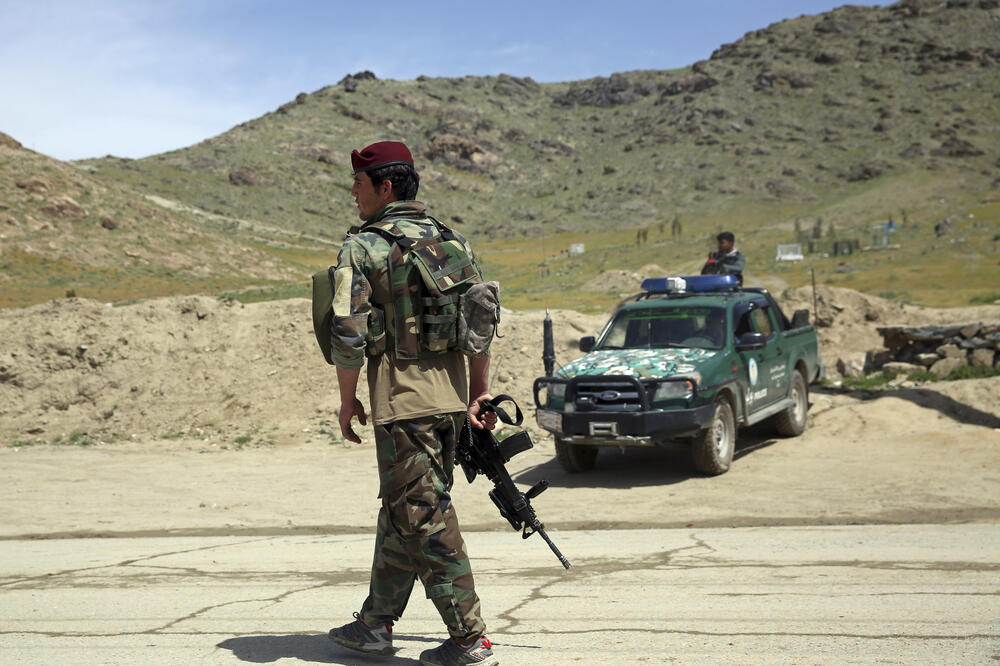 Pripadnik bezbjednosnih snaga Avganistana na mjestu napada, Foto: AP
