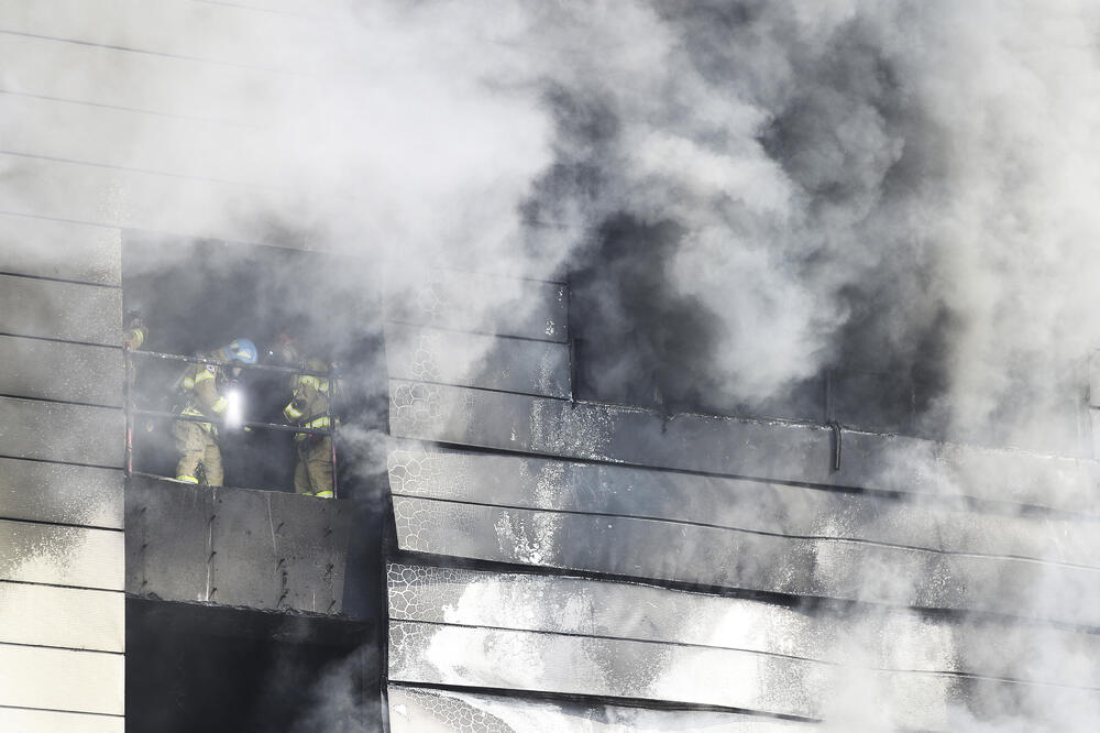 Vatrogasci gase požar, Foto: AP