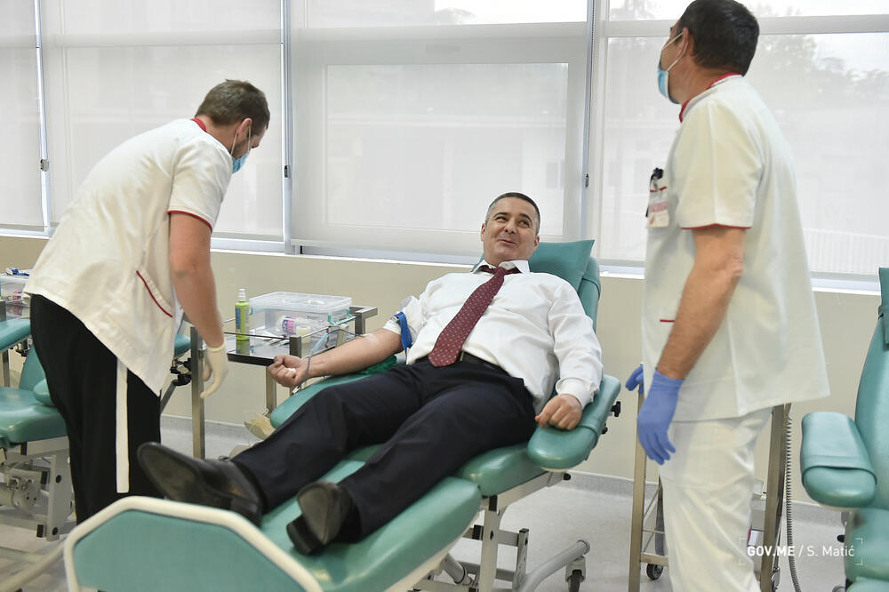 Veljović daje krv, Foto: Vlada Crne Gore
