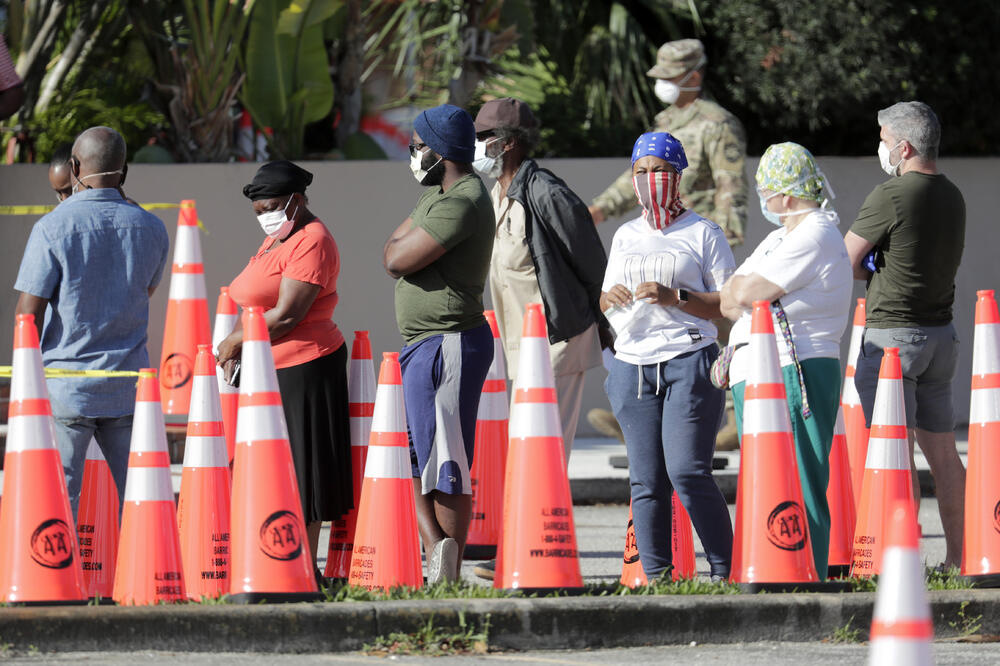 Detalj iz Majamija: Ljudi čekaju u redu da budu testirani, Foto: AP