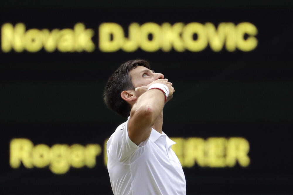 Novak Đoković slavi pobjedu u epskom duelu sa Rodžerom Federerom, Foto: Beta/AP