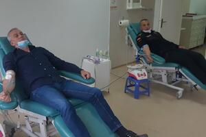 Službenici CB Bijelo Polje i OB Mojkovac donirali krv